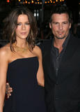 th_85413_Kate_Beckinsale_-_Whiteout_premiere_in_Los_Angeles_-_September_9_2_0020_122_106lo.jpg