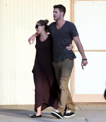 th_036542192_Miley_Cyrus_and_Liam_Hemsworth_grab_some_lunch_at_Iwata_Sushi_in_Sherman_Oaks_22_122_141lo.JPG