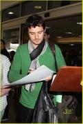 th_46014_orlando_bloom_signs_autographs_lax_15_122_414lo.jpg