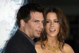 th_89549_Kate_Beckinsale_-_Whiteout_premiere_in_Los_Angeles_-_September_9_2009_008_122_49lo.jpg