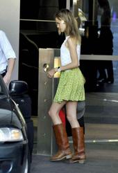 th_580214677_Isabel_Lucas_Sydney_Kingsford_Smith_Airport_1st_April_2012_0056194_122_505lo.jpg