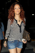 th_946535120_Rihanna_BeverlyHillsJuly282011_J0001_018_122_562lo.jpg