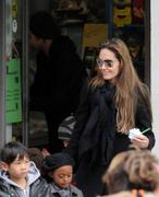 Angelina Jolie (Анджелина Джоли) - Страница 2 Th_45686_angie-brad-kids-italy-cream-09_122_94lo