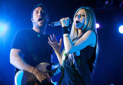http://img16.imagevenue.com/loc337/th_430231168_52329_avril_lavigne_performing_live_in_moscow_7_121_122_337lo.jpg