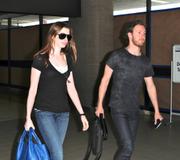 http://img16.imagevenue.com/loc569/th_210292842_AnneHathaway04052011JeansatLAXAirport1_122_569lo.jpg